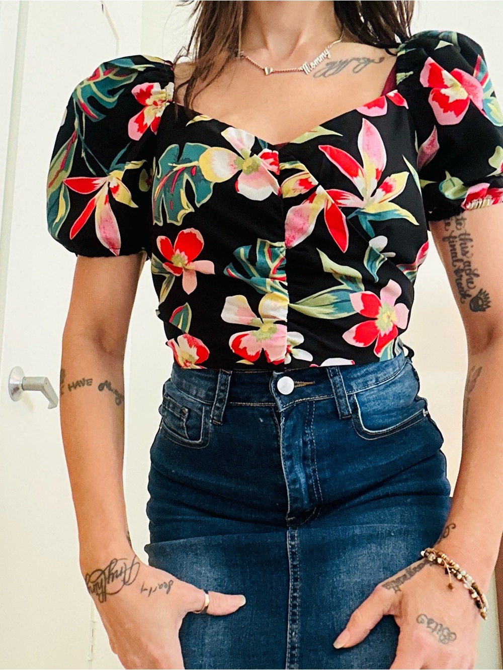 Sweetheart Puff-Sleeve Floral Crop Top - Black